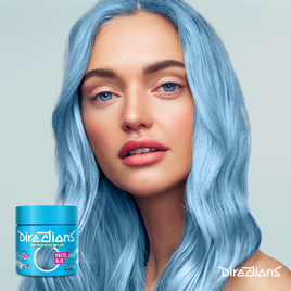 Modelle DE pastellblaue Haarfarbe Modell